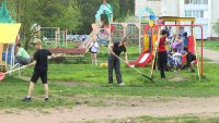 Накануне Международного дня соседей жители Парковой, 68 вышли на субботник