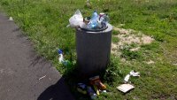 Захламленная территория у фонтана возмущает и горожан, и коммунальщиков