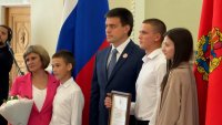 В день семьи, любви и верности губернатор Красноярского края Михаил Котюков наградил победителей регионального конкурса "Семья года"