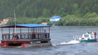 Долгожданный новый паром для переправы через реку Кан спустили на воду