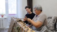 Слушая сказки Рита Потанина плетёт маскировочные сети для наших бойцов