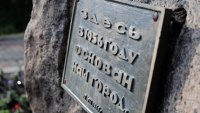 Одни из первых поздравление с Днем города принимали первостроители у камня основания