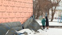 После урагана на Советской Армии, 4 обрушилась облицовка одной из стен дома