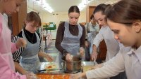 Девятиклассницы 163 школы готовят цукаты для бойцов СВО