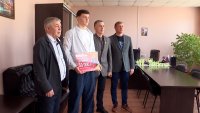 Зеленогорскому борцу вручили денежный сертификат от благотворителя