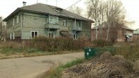 Жильцы дома по Мира, 55 уже 3-й год соседствуют с заброшенной и неухоженной территорией аварийного дома