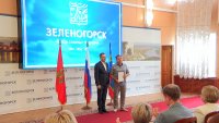 Глава города Вадим Терентьев и директор ЭХЗ Сергей Филимонов наградили 40 работников различных предприятий и учреждений
