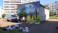 Ученицы художественной школы расписывают неприглядные городские объекты