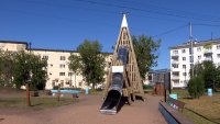 На детской площадке за гостиницей "Космос" снесут земляные холмы и сделают ровные газоны