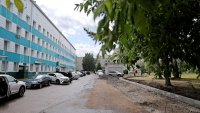 За городской поликлиникой начались работы по расширению парковки