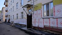 Трактор на крыше и шуба для дома