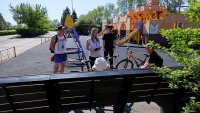 Взрослые на улицах города поговорили с детьми о безопасных каникулах