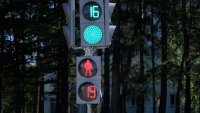 Пешеходы и пассажиры привыкают к работе нового светофора