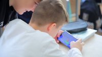 С 1 сентября в российских школах запрещено пользоваться мобильными телефонами на уроках