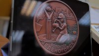 Юные художники разрабатывают эксклюзивный нагрудный знак для волонтёров
